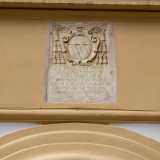 ...e iscrizioni che ricordano i precedenti interventi sull�edificio